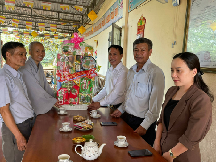 Lanh dao Ea Hleo tham chuc mung Dai le Phat dan 2